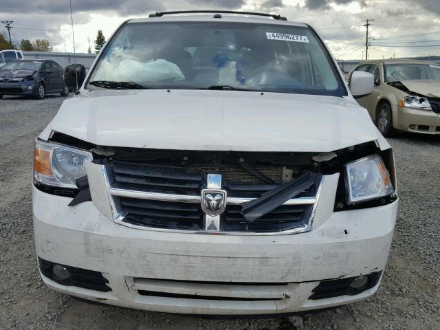 2D4RN5DX7AR128016 - 2010 DODGE GRAND CARA WHITE photo 9