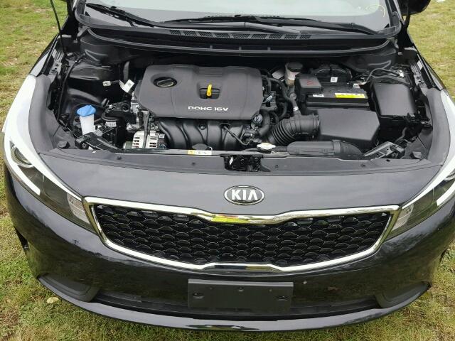 3KPFK4A75HE104946 - 2017 KIA FORTE BLACK photo 7