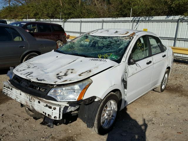 1FAHP35N98W115229 - 2008 FORD FOCUS WHITE photo 2