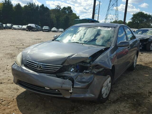 4T1BE32K35U525740 - 2005 TOYOTA CAMRY LE GRAY photo 2