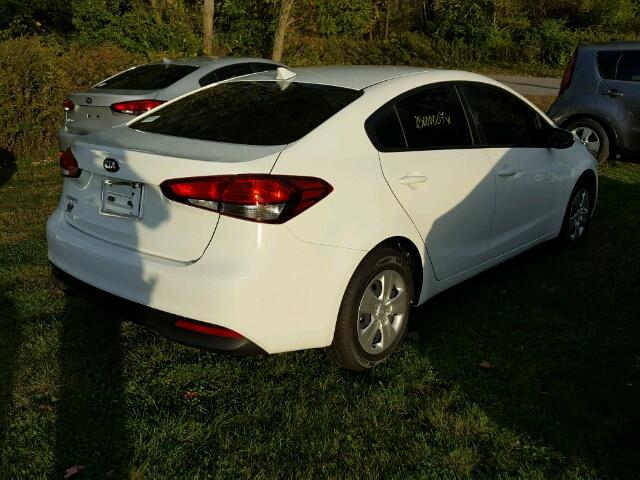 3KPFK4A79HE077704 - 2017 KIA FORTE WHITE photo 4