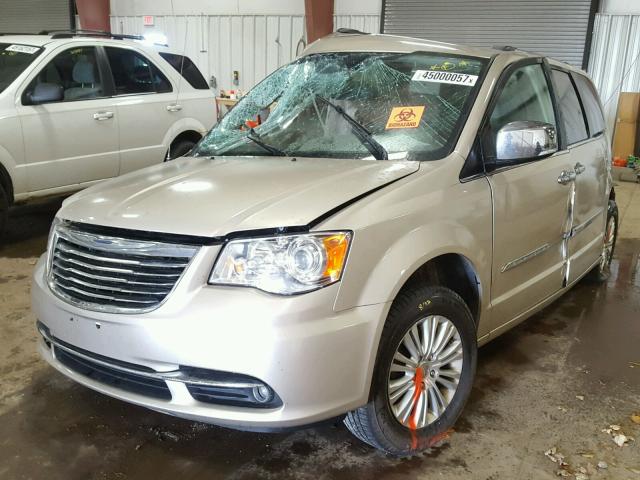 2C4RC1GG7DR745993 - 2013 CHRYSLER TOWN & COU GOLD photo 2