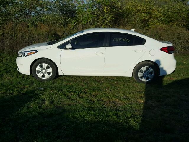 3KPFK4A7XHE077694 - 2017 KIA FORTE WHITE photo 9