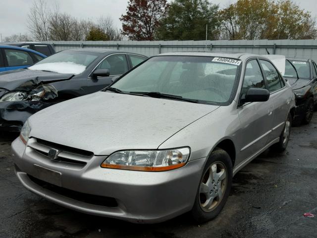 1HGCG5654WA082330 - 1998 HONDA ACCORD SILVER photo 2