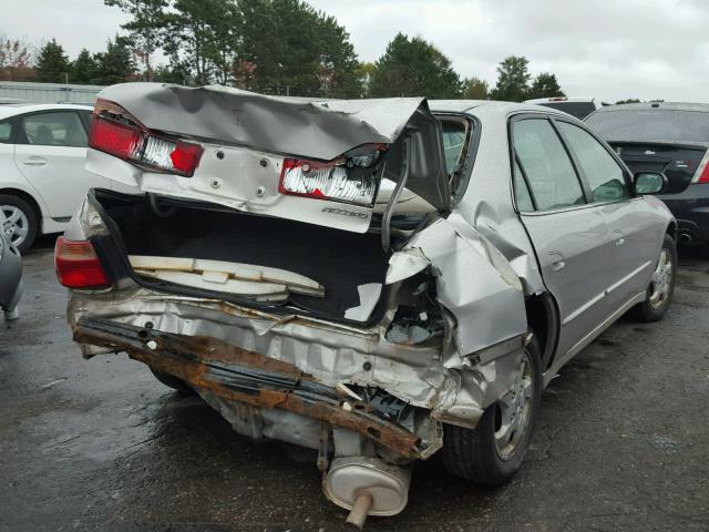 1HGCG5654WA082330 - 1998 HONDA ACCORD SILVER photo 4