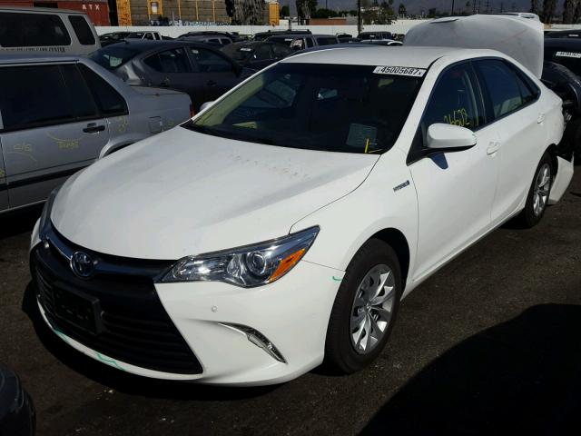 4T1BD1FK6FU161557 - 2015 TOYOTA CAMRY HYBR WHITE photo 2