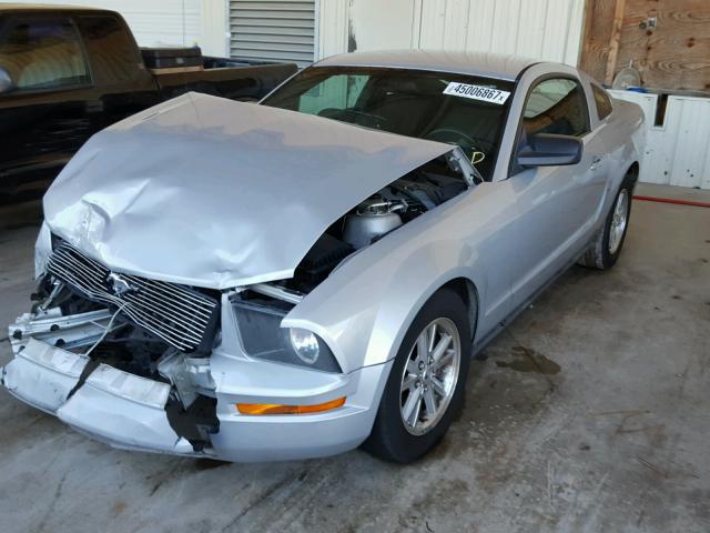 1ZVFT80NX75294951 - 2007 FORD MUSTANG SILVER photo 2