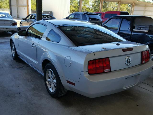 1ZVFT80NX75294951 - 2007 FORD MUSTANG SILVER photo 3
