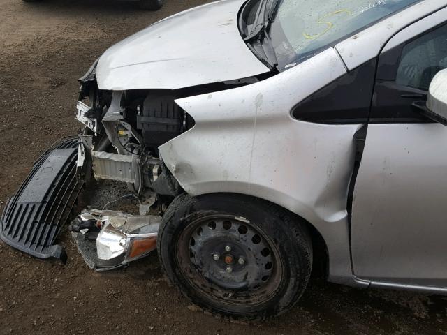 VNKKTUD36HA081336 - 2017 TOYOTA YARIS L SILVER photo 9