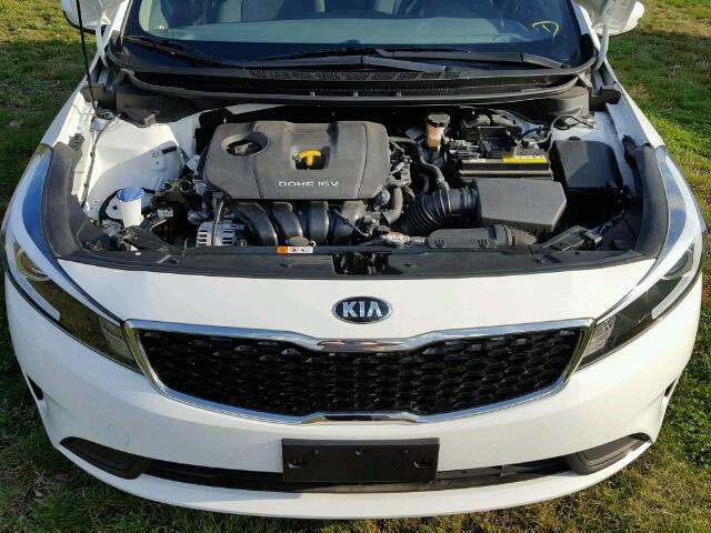 3KPFK4A70HE077705 - 2017 KIA FORTE WHITE photo 7