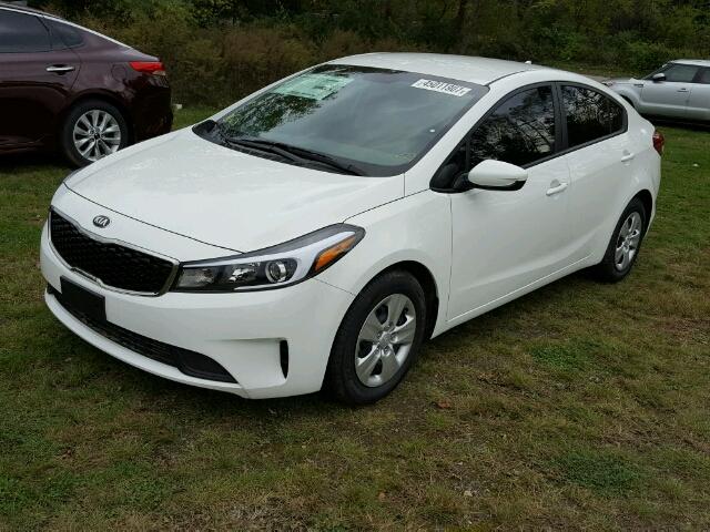 3KPFK4A74HE077691 - 2017 KIA FORTE WHITE photo 2