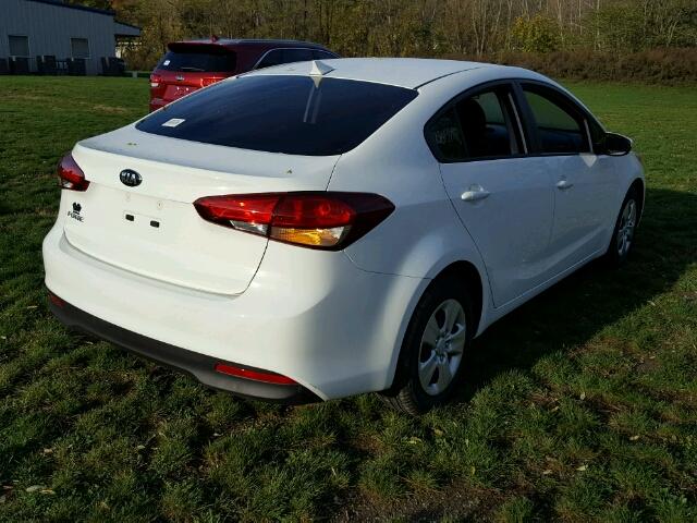 3KPFK4A76HE066823 - 2017 KIA FORTE WHITE photo 4