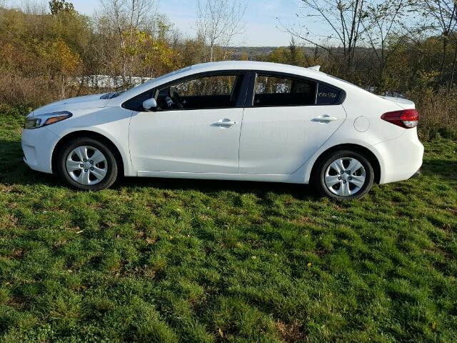 3KPFK4A76HE066823 - 2017 KIA FORTE WHITE photo 9