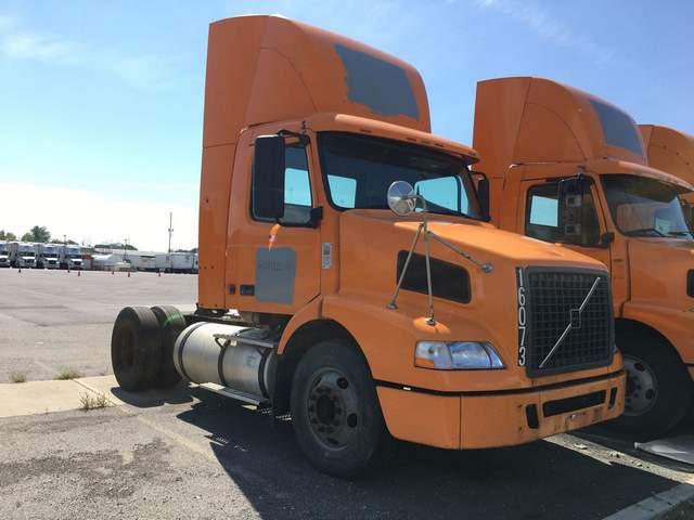 4V4M19GF16N406219 - 2006 VOLVO VN VNM ORANGE photo 2