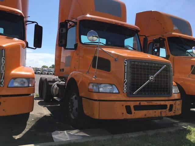 4V4MC9EG28N498305 - 2008 VOLVO VN VNM ORANGE photo 2