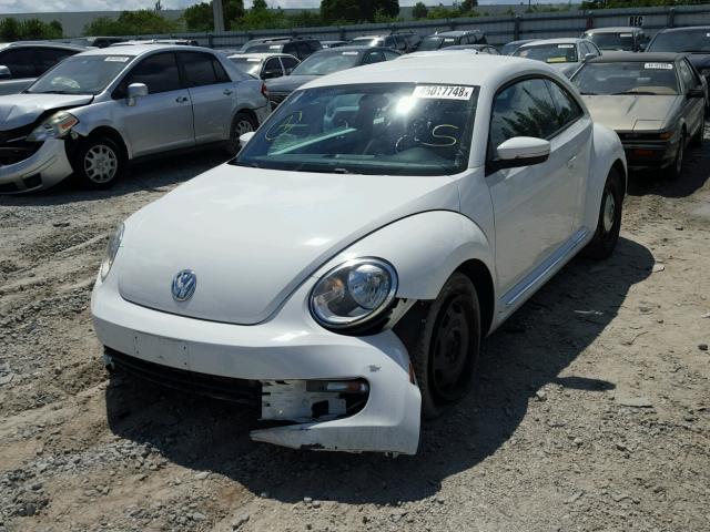 3VWJX7AT1CM656580 - 2012 VOLKSWAGEN BEETLE WHITE photo 2