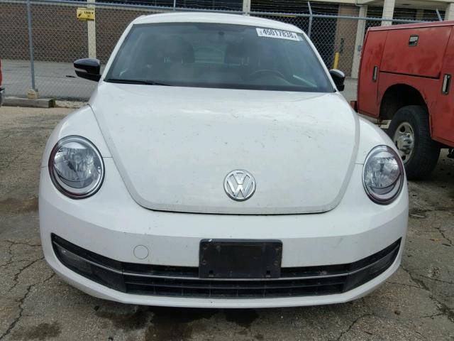3VW4A7AT2CM634487 - 2012 VOLKSWAGEN BEETLE TUR WHITE photo 9