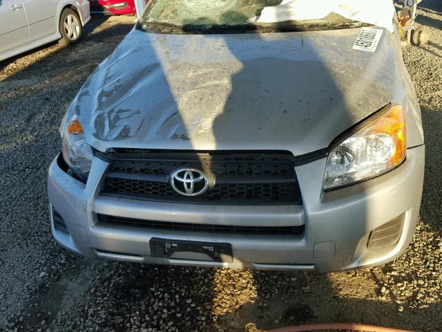 2T3ZF4DVXCW123954 - 2012 TOYOTA RAV4 SILVER photo 7