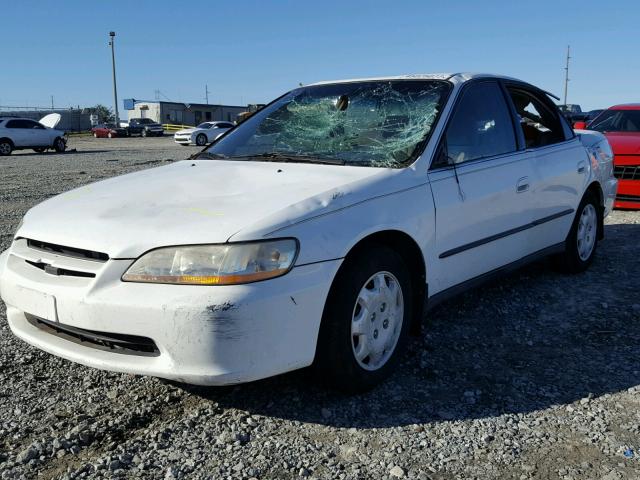 1HGCG564XWA147124 - 1998 HONDA ACCORD LX WHITE photo 2