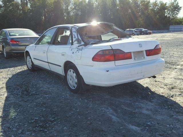 1HGCG564XWA147124 - 1998 HONDA ACCORD LX WHITE photo 3