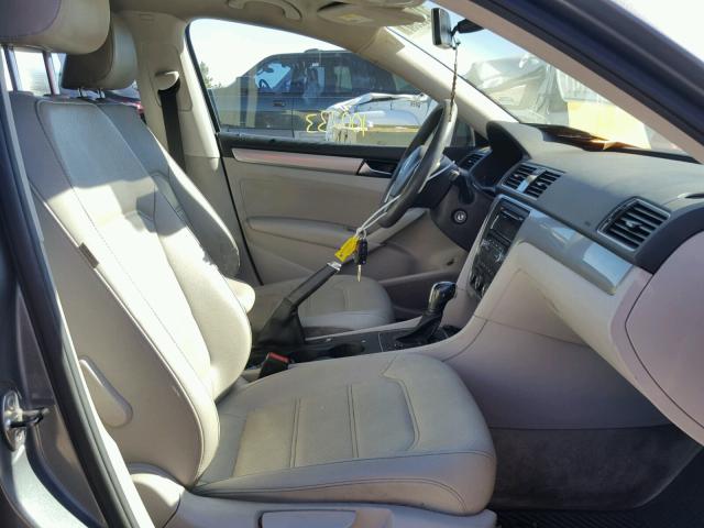 1VWAP7A35DC136529 - 2013 VOLKSWAGEN PASSAT S GRAY photo 5