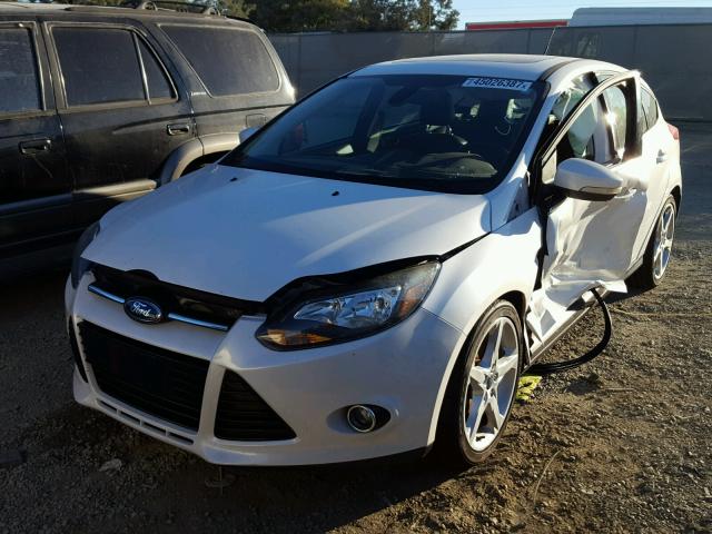 1FAHP3N24CL330419 - 2012 FORD FOCUS TITA WHITE photo 2