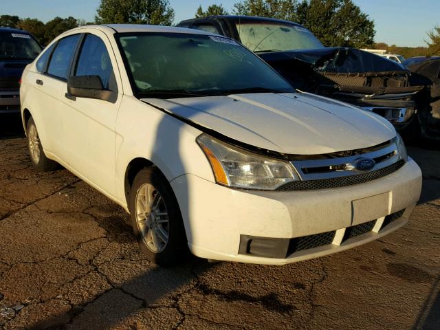 1FAHP35N89W241874 - 2009 FORD FOCUS WHITE photo 1