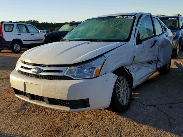 1FAHP35N89W241874 - 2009 FORD FOCUS WHITE photo 2