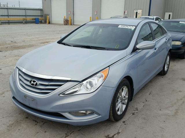 5NPEB4AC0DH636779 - 2013 HYUNDAI SONATA SILVER photo 2