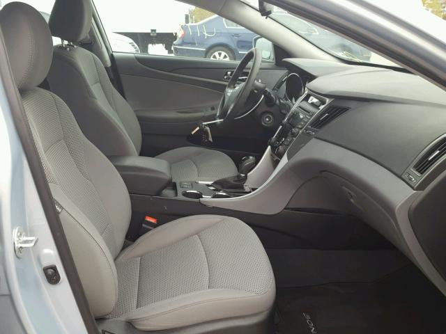 5NPEB4AC0DH636779 - 2013 HYUNDAI SONATA SILVER photo 5