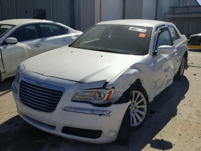 2C3CCAAGXEH138562 - 2014 CHRYSLER 300 WHITE photo 2