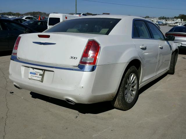 2C3CCAAGXEH138562 - 2014 CHRYSLER 300 WHITE photo 4