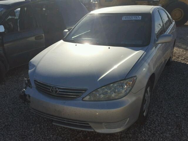 4T1BE32K45U085611 - 2005 TOYOTA CAMRY LE SILVER photo 2