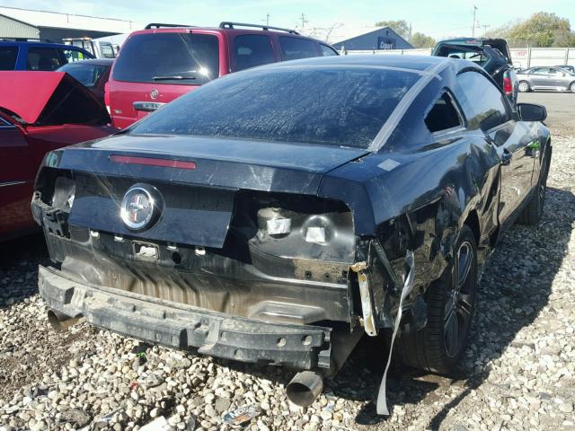 1ZVBP8AM2D5267926 - 2013 FORD MUSTANG BLACK photo 4