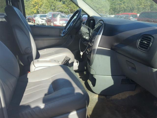 2C4GP54L25R202539 - 2005 CHRYSLER TOWN & COU SILVER photo 5