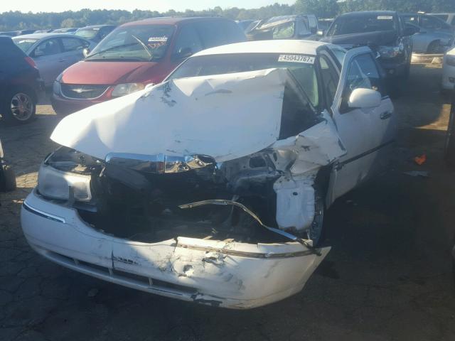 1LNFM82W0WY718281 - 1998 LINCOLN TOWN CAR S WHITE photo 2