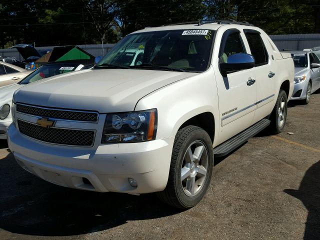 3GNTKGE70DG310261 - 2013 CHEVROLET AVALANCHE WHITE photo 2