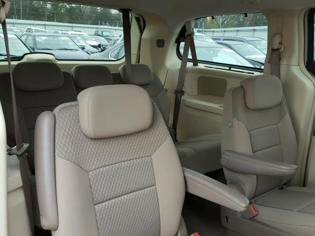 2A8HR54129R598256 - 2009 CHRYSLER TOWN & COU TAN photo 6