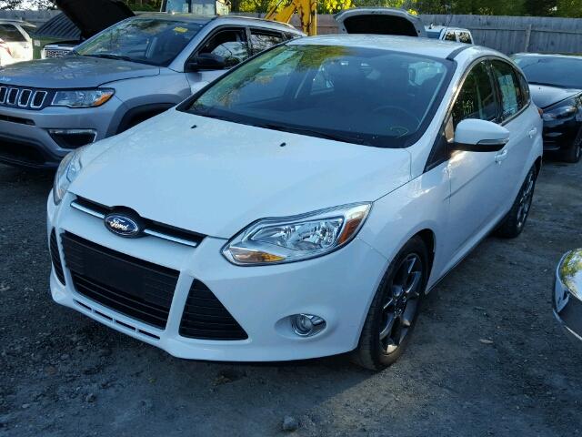 1FADP3K27EL222107 - 2014 FORD FOCUS SE WHITE photo 2