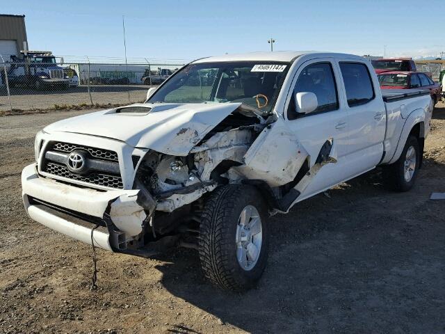 3TMMU4FNXBM031496 - 2011 TOYOTA TACOMA DOU WHITE photo 2