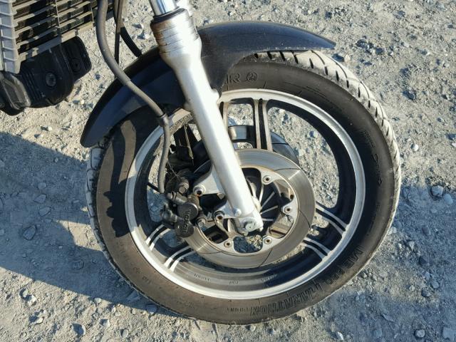 JH2RC2204FM102305 - 1985 HONDA VF700 S SILVER photo 9