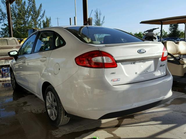 3FADP4BJ3CM102569 - 2012 FORD FIESTA SE WHITE photo 3