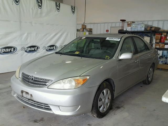 4T1BE32K02U575622 - 2002 TOYOTA CAMRY SILVER photo 2