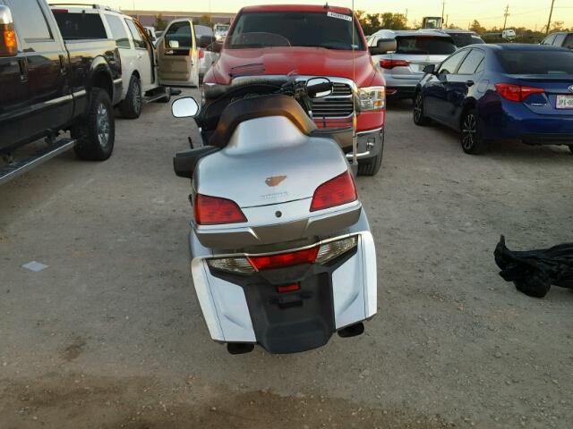 JH2SC68G9FK300418 - 2015 HONDA GL1800 SILVER photo 10