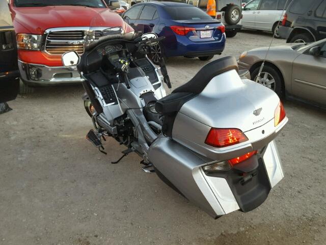 JH2SC68G9FK300418 - 2015 HONDA GL1800 SILVER photo 3