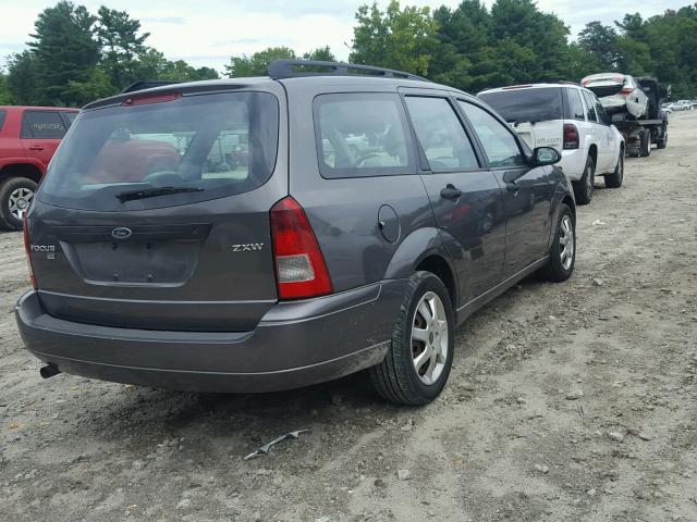 1FAFP36N55W307801 - 2005 FORD FOCUS ZXW GRAY photo 4