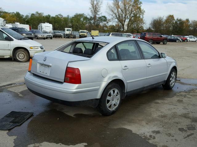 WVWMA23B2YP293152 - 2000 VOLKSWAGEN PASSAT GLS SILVER photo 4