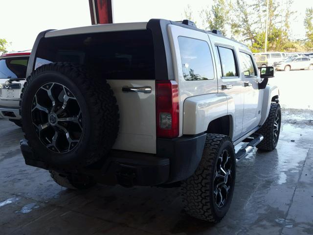 5GTDN13E178171005 - 2007 HUMMER H3 WHITE photo 4