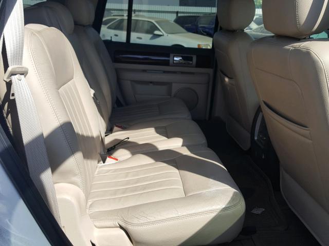 5LMFU27R34LJ19835 - 2004 LINCOLN NAVIGATOR Biały zdjęcie 6