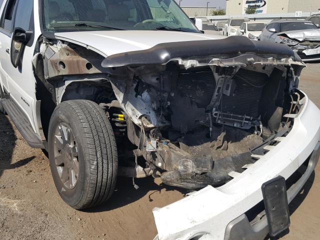 5LMFU27R34LJ19835 - 2004 LINCOLN NAVIGATOR Biały zdjęcie 9